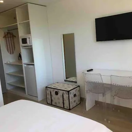 In Tropez, Swimming Pool And Parking Apartman