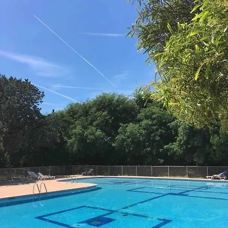 In Tropez, Swimming Pool And Parking Apartman