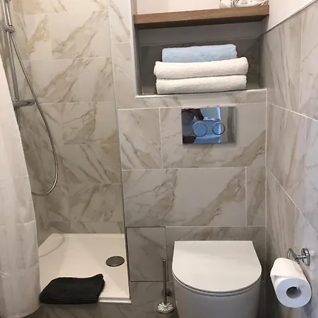 In Tropez, Swimming Pool And Parking Apartman